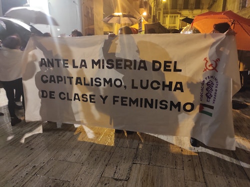 La lluvia no frena la reivindicación feminista en Murcia: «La lucha es diaria»