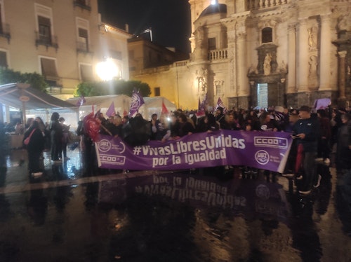 La lluvia no frena la reivindicación feminista en Murcia: «La lucha es diaria»