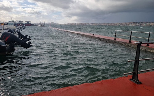 La marea viva lleva al límite a los muelles de Cantabria