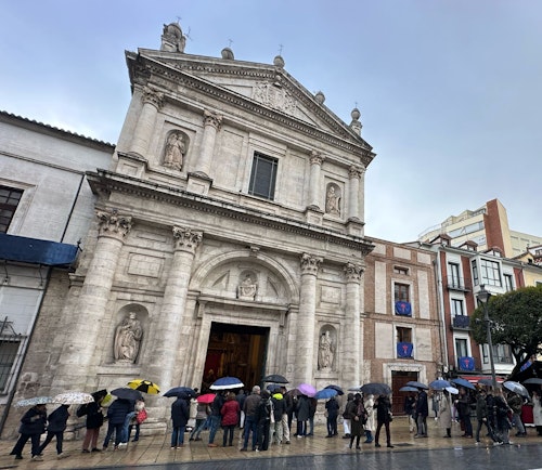Las iglesias de Valladolid resguardan el Viernes Santo de la lluvia