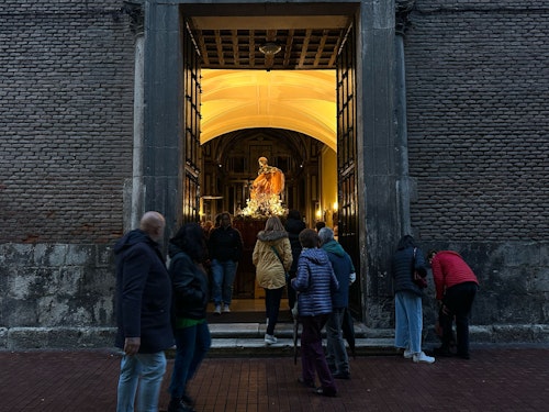 Las iglesias de Valladolid resguardan el Viernes Santo de la lluvia