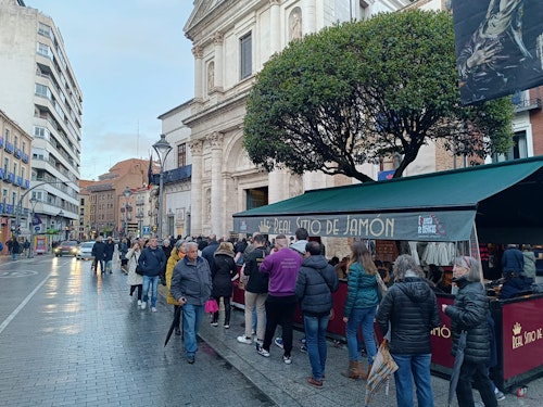 Las iglesias de Valladolid resguardan el Viernes Santo de la lluvia