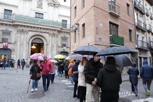 Las iglesias de Valladolid resguardan el Viernes Santo de la lluvia
