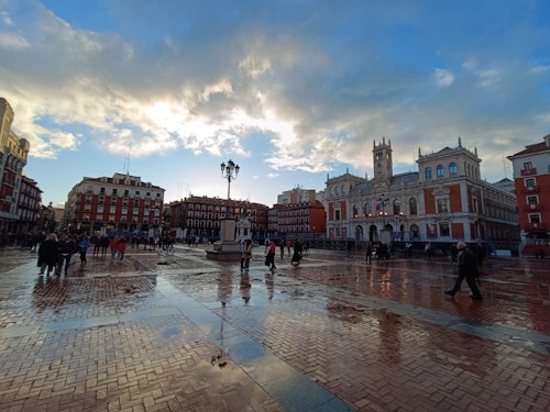 Las iglesias de Valladolid resguardan el Viernes Santo de la lluvia