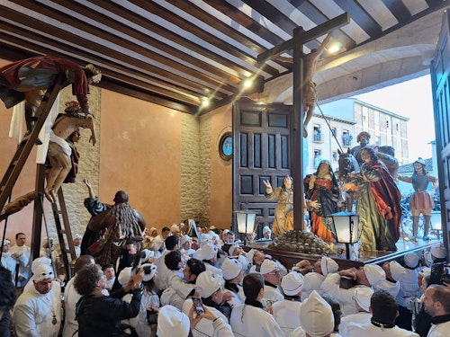 Las iglesias de Valladolid resguardan el Viernes Santo de la lluvia