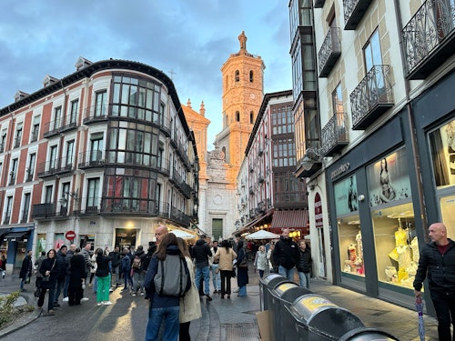 Las iglesias de Valladolid resguardan el Viernes Santo de la lluvia
