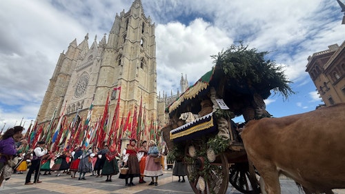 Así te hemos contado el recorrido de pendones, carros engalanados y las Cantaderas en León
