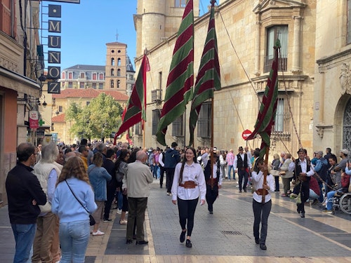 Así te hemos contado el recorrido de pendones, carros engalanados y las Cantaderas en León