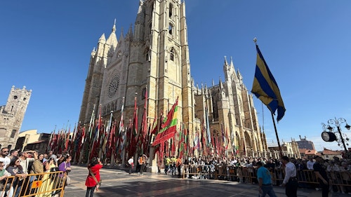 Así te hemos contado el recorrido de pendones, carros engalanados y las Cantaderas en León