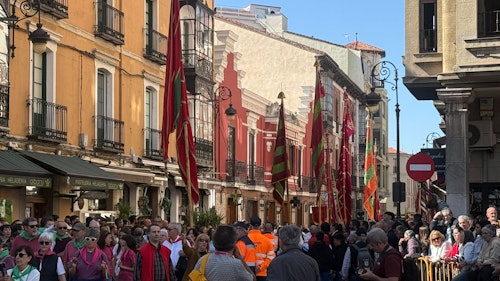 Así te hemos contado el recorrido de pendones, carros engalanados y las Cantaderas en León