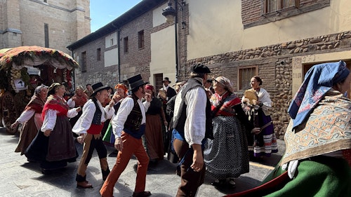 Así te hemos contado el recorrido de pendones, carros engalanados y las Cantaderas en León