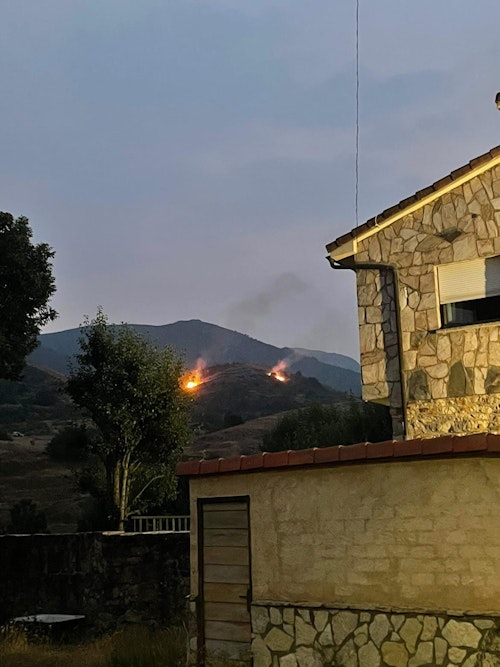 Nuevas evacuaciones por los incendios forestales en Castrocalbón y Anllares sube a nivel 2