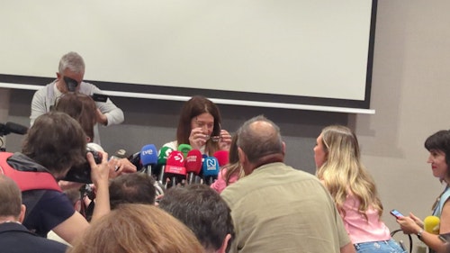 En directo: la Policía se persona por el tumulto en la comparecencia de Leire Díez