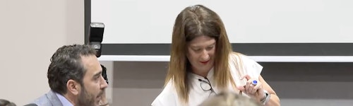 En directo: la Policía se persona por el tumulto en la comparecencia de Leire Díez