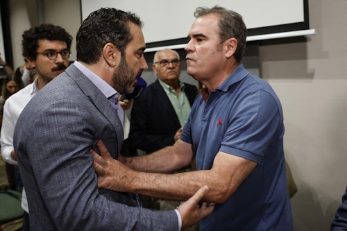 En directo: la Policía se persona por el tumulto en la comparecencia de Leire Díez