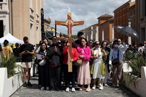 En directo: Primera fumata negra en el Vaticano, la votación termina sin consenso para elegir Papa