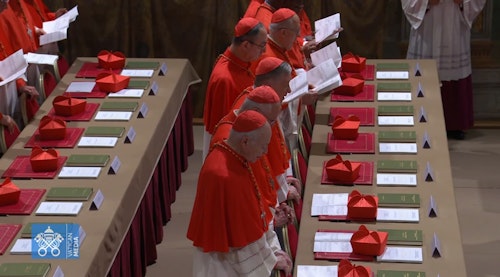 En directo: Primera fumata negra en el Vaticano, la votación termina sin consenso para elegir Papa