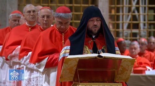 En directo: Primera fumata negra en el Vaticano, la votación termina sin consenso para elegir Papa