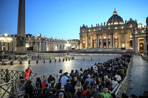 En directo | Colas de hasta 4 horas para despedir al Papa Francisco en San Pedro