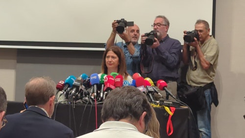 En directo: la Policía se persona por el tumulto en la comparecencia de Leire Díez