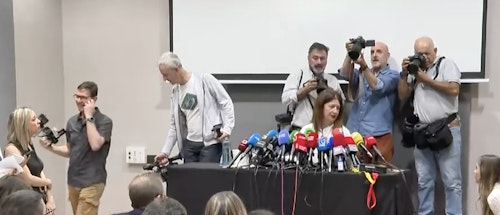 En directo: la Policía se persona por el tumulto en la comparecencia de Leire Díez