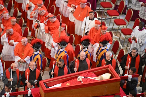 En directo | Colas de hasta 4 horas para despedir al Papa Francisco en San Pedro