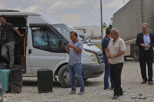 📷 En images : en l'absence de vols internationaux, les Iraniens empruntent la frontière turque pour fuir