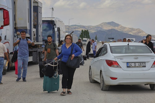 📷 En images : en l'absence de vols internationaux, les Iraniens empruntent la frontière turque pour fuir