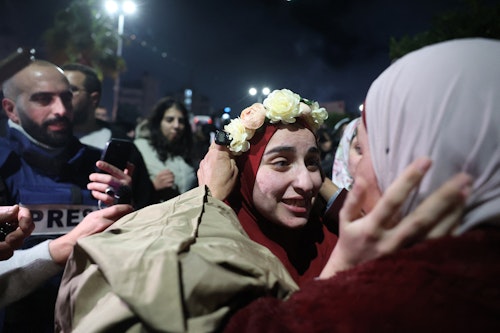 Près de Ramallah, larmes de joie et embrassades pour les Palestiniens libérés par Israël