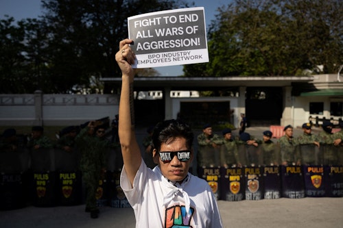 Aux Philippines, une manifestation en faveur de l'Iran devant l'ambassade des États-Unis à Manille