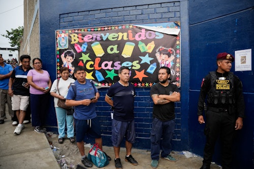 Peruanos votan en una jornada de extensión electoral tras problemas logísticos del domingo