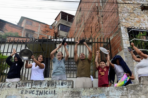 Con cacerolazos, los venezolanos protestan tras la proclamación de victoria de Maduro