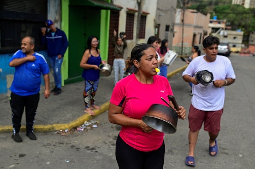 Con cacerolazos, los venezolanos protestan tras la proclamación de victoria de Maduro