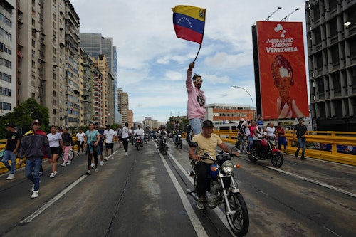 Movilizaciones de cientos de motociclistas en Caracas contra la reelección de Maduro 