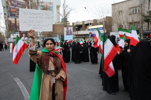 Manifestantes en Teherán protestan tras ataques de EE. UU. e Israel