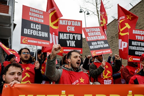 Protesta contra la intervención militar de EE. UU. en Irán, frente al consulado en Estambul