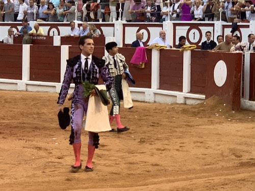 Enrique Ponce corta dos orejas en su adiós a Gijón