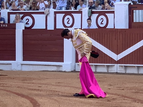 Enrique Ponce corta dos orejas en su adiós a Gijón