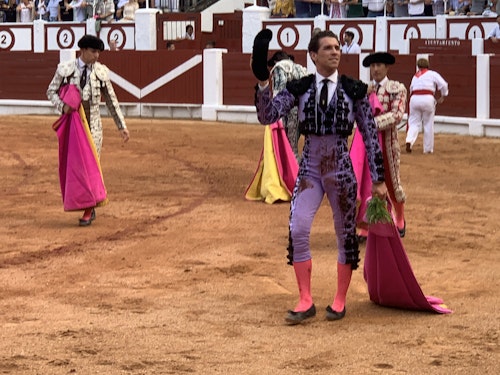 Enrique Ponce corta dos orejas en su adiós a Gijón